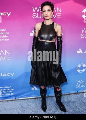 Hollywood, Stati Uniti. 22nd Ott 2022. HOLLYWOOD, LOS ANGELES, CALIFORNIA, USA - 22 OTTOBRE: La cantante americana Halsey (Ashley Nicolette Frangipane) arriva al 9th° Annual We Can Survive Concert di Audacy, in collaborazione con l'American Foundation for Suicide Prevention, tenutosi presso l'Hollywood Bowl il 22 ottobre 2022 a Hollywood, Los Angeles, California, Stati Uniti. (Foto di Xavier Collin/Image Press Agency) Credit: Image Press Agency/Alamy Live News Foto Stock