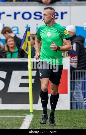 LEEUWARDEN, PAESI BASSI - 23 OTTOBRE: assistente arbitro Don Frijn durante la partita olandese di Eredivie tra SC Cambuur e FC Twente allo stadio di Cambuur il 23 ottobre 2022 a Leeuwarden, Paesi Bassi (Foto di Andre Weening/ Orange Pictures) Foto Stock