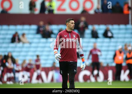 Birmingham, Regno Unito. 23rd Ott 2022. Emiliano Martínez di Aston Villa (1) durante la partita della Premier League tra Aston Villa e Brentford a Villa Park, Birmingham, Inghilterra, il 23 ottobre 2022. Foto di Mick Haynes. Solo per uso editoriale, licenza richiesta per uso commerciale. Non è utilizzabile nelle scommesse, nei giochi o nelle pubblicazioni di un singolo club/campionato/giocatore. Credit: UK Sports Pics Ltd/Alamy Live News Foto Stock