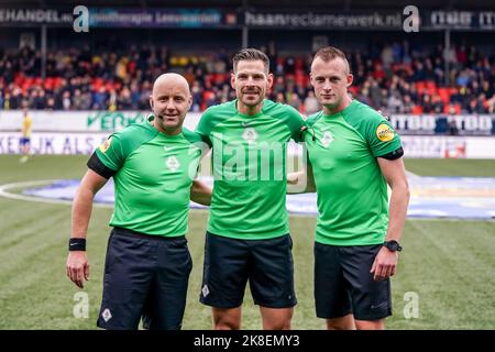 LEEUWARDEN, PAESI BASSI - 23 OTTOBRE: assistente all'arbitro Thomas Krijt, all'arbitro Jochem Kamphuis, all'assistente all'arbitro Don Frijn durante la partita olandese di Eredivie tra SC Cambuur e FC Twente a Cambuur stadion il 23 ottobre 2022 a Leeuwarden, Paesi Bassi (Foto di Andre Weening/ Orange Pictures) Foto Stock