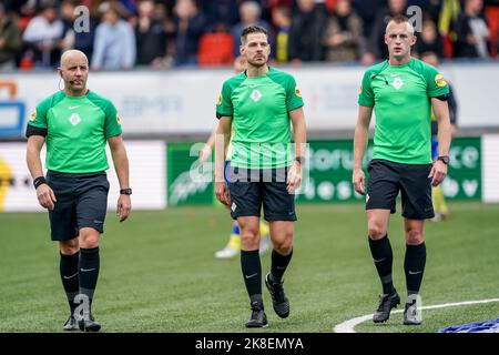 LEEUWARDEN, PAESI BASSI - 23 OTTOBRE: assistente all'arbitro Thomas Krijt, all'arbitro Jochem Kamphuis, all'assistente all'arbitro Don Frijn durante la partita olandese di Eredivie tra SC Cambuur e FC Twente a Cambuur stadion il 23 ottobre 2022 a Leeuwarden, Paesi Bassi (Foto di Andre Weening/ Orange Pictures) Foto Stock