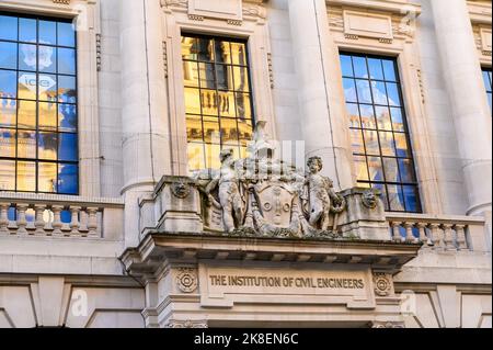 LONDRA - 3 novembre 2020: Primo piano delle statue e cartello sopra l'ingresso all'Istituto degli ingegneri civili Foto Stock