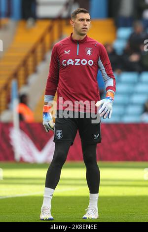 Birmingham, Regno Unito. 23rd Ott 2022. Emiliano Martínez #1 di Aston Villa si scalda davanti alla partita della Premier League Aston Villa vs Brentford a Villa Park, Birmingham, Regno Unito, 23rd ottobre 2022 (Foto di Gareth Evans/News Images) a Birmingham, Regno Unito il 10/23/2022. (Foto di Gareth Evans/News Images/Sipa USA) Credit: Sipa USA/Alamy Live News Foto Stock