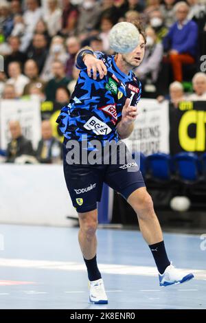 Kiel, Germania. 23rd Ott 2022. Pallamano: Bundesliga, THW Kiel - Rhein-Neckar Löwen, giorno 8, Wunderino Arena. Uwe Gennsheimer di Rhein-Neckar Löwen lancia in gol. Credit: Frank Molter/dpa/Alamy Live News Foto Stock