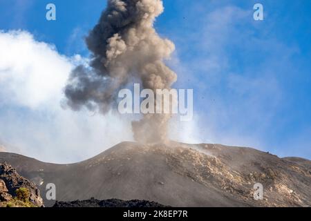 Isole Eolie, Sicilia, Italia - 20 luglio 2020: L'eruzione del vulcano Stromboli in Sicilia provoca la proiezione di fumi e rocce Foto Stock