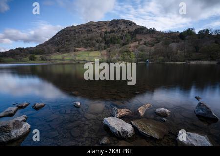 NAB Scar si è riflessa in Rydal Water, English Lake District in una tranquilla giornata estiva Foto Stock