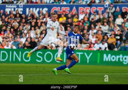 Swansea, Galles, Regno Unito. 23rd ottobre 2022; Swansea.com° stadio, Swansea, Galles; calcio da campionato, Swansea contro Cardiff; Ollie Cooper di Swansea City e Tom Sang di Cardiff City sfida per la palla Credit: Action Plus Sports Images/Alamy Live News Credit: Action Plus Sports Images/Alamy Live News Foto Stock