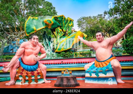 Sumo Wrestlers al Parco a tema Haw Par Villa. Questo parco ha statue e scene di diorami dalla mitologia cinese, folklore, leggende e storia. Foto Stock