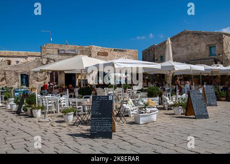 Barche da pesca lo storico borgo di Marzamemi, Siracusa, Sicilia in alta estate Foto Stock