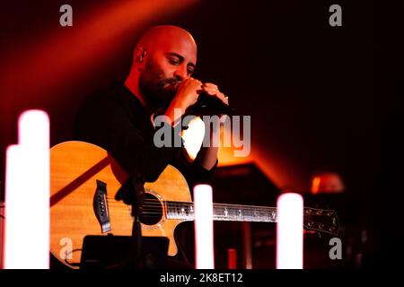 Napoli, Salerno, Italia. 22nd Ott 2022. Giuliano Sangiorgi, cantante della band italiana Negramaro, si esibisce durante il ''Unplugged European Tour'' dal vivo al Teatro Augusteo il 22 ottobre 2022 a Napoli (Credit Image: © Francesco Luciano/ZUMA Press Wire) Foto Stock