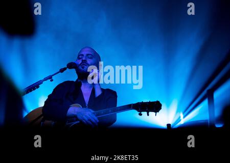 Napoli, Salerno, Italia. 22nd Ott 2022. Giuliano Sangiorgi, cantante della band italiana Negramaro, si esibisce durante il ''Unplugged European Tour'' dal vivo al Teatro Augusteo il 22 ottobre 2022 a Napoli (Credit Image: © Francesco Luciano/ZUMA Press Wire) Foto Stock