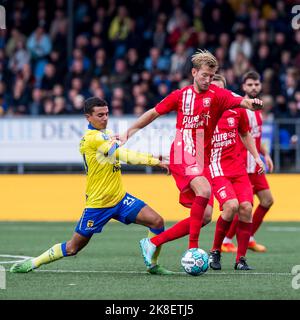 LEEUWARDEN - (lr) Daniel van Kaam di SC Cambuur, Michel Vlap di FC Twente durante la partita olandese di Eredivie tra SC Cambuur e FC Twente allo stadio di Cambuur il 23 ottobre 2022 a Leeuwarden, Paesi Bassi. LASKER ANP COR Foto Stock