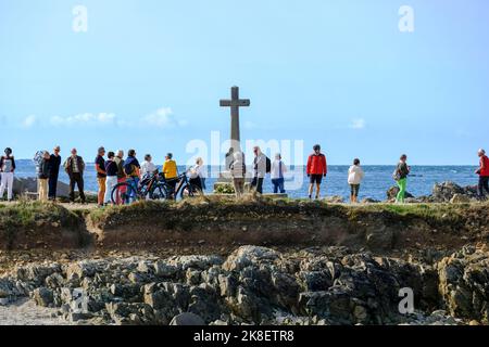 Frankreich, la Hague, 20.09.2022: Spaziergaenger und Fahrradfahrer genießen die Aussicht auf das Meer am Cap de la Hague auf der Halbinsel Cotentin A. Foto Stock