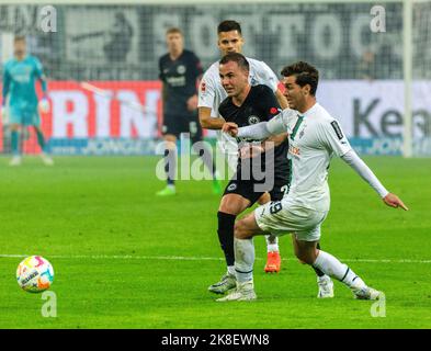 Sport, calcio, Bundesliga, 2022/2023, Borussia Moenchengladbach vs. SG Eintracht Francoforte 1-3, Stadio Borussia Park, scena della partita, Mario Goetze (SGE) lasciato avanti e Joseph Michael Scally (MG), dietro Julian Weigl (MG), le NORMATIVE DFL VIETANO QUALSIASI USO DI FOTOGRAFIE COME SEQUENZE DI IMMAGINI E/O QUASI-VIDEO Foto Stock