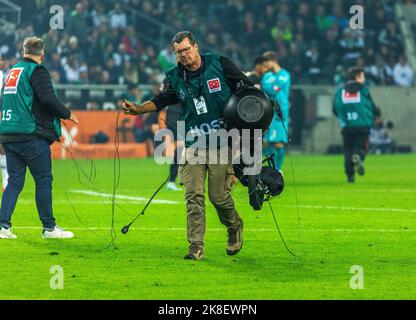 Sports, football, Bundesliga, 2022/2023, Borussia Moenchengladbach vs. SG Eintracht Frankfurt 1-3, Stadium Borussia Park, difetto tecnico alla spydercam nello stadio, tehcnicians smontare e rimuovere la telecamera, la partita di calcio è stata interrotta per alcuni minuti, le NORMATIVE DFL PROIBISCONO QUALSIASI USO DI FOTOGRAFIE COME SEQUENZE DI IMMAGINI E/O QUASI-VIDEO Foto Stock