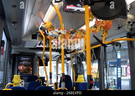 Copenhagen/Danimarca/23 Ottobre 2022/Dansh bus Roite 500S è decorato con oggetti halloween per intrattenere i passeggeri degli autobus in varie età durante il viaggio in autobus a Copenbhagen . (Foto. Francis Dean/Dean Pictures. Foto Stock