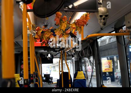Copenhagen/Danimarca/23 Ottobre 2022/Dansh bus Roite 500S è decorato con oggetti halloween per intrattenere i passeggeri degli autobus in varie età durante il viaggio in autobus a Copenbhagen . (Foto. Francis Dean/Dean Pictures. Foto Stock