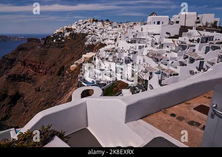 Vista aerea panoramica del villaggio di Fira sull'isola di Santorini, Grecia - Case bianche tradizionali nelle scogliere della Caldera Foto Stock