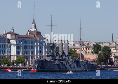 Russia San Pietroburgo 07.07.2022 Cruiser Aurora sul fiume Neva in estate. Foto di alta qualità Foto Stock