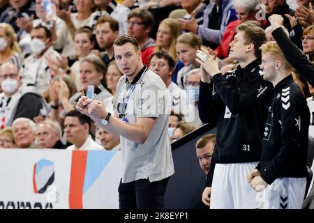 Kiel, Germania. 23rd Ott 2022. Pallamano: Bundesliga, THW Kiel - Rhein-Neckar Löwen, giorno 8, Wunderino Arena. L'allenatore di Kiel Filip Jicha (l) Grazie. Credit: Frank Molter/dpa/Alamy Live News Foto Stock