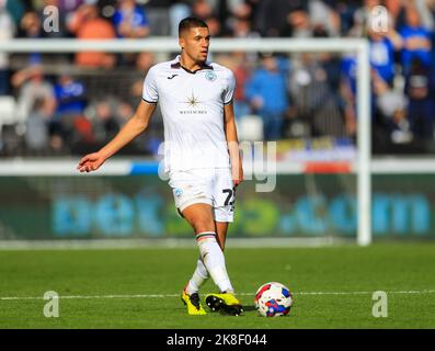 Swansea, Galles, Regno Unito. 23rd ottobre 2022; Swansea.com° stadio, Swansea, Galles; calcio da campionato, Swansea contro Cardiff; Nathan Wood di Swansea City passa la palla in avanti Credit: Action Plus Sports Images/Alamy Live News Credit: Action Plus Sports Images/Alamy Live News Foto Stock