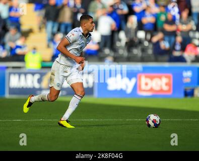 Swansea, Galles, Regno Unito. 23rd ottobre 2022; Swansea.com° stadio, Swansea, Galles; calcio da campionato, Swansea contro Cardiff; Nathan Wood di Swansea City porta avanti la palla credito: Action Plus Sports Images/Alamy Live News credito: Action Plus Sports Images/Alamy Live News Foto Stock