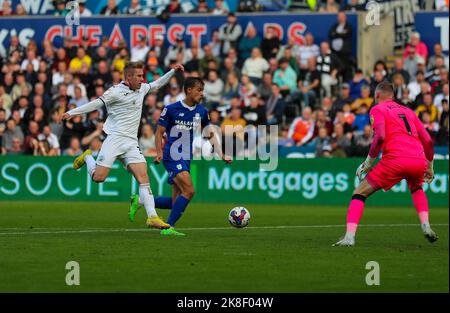 Swansea, Galles, Regno Unito. 23rd ottobre 2022; Swansea.com° stadio, Swansea, Galles; calcio da campionato, Swansea contro Cardiff; Ollie Cooper di Swansea City e Tom Sang di Cardiff City sfida per la palla Credit: Action Plus Sports Images/Alamy Live News Credit: Action Plus Sports Images/Alamy Live News Foto Stock