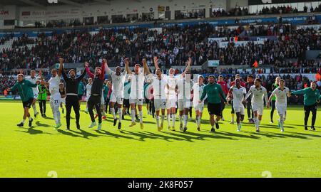 Swansea, Galles, Regno Unito. 23rd ottobre 2022; Swansea.com° stadio, Swansea, Galles; calcio da campionato, Swansea contro Cardiff; Swansea City festeggia dopo la partita credito: Action Plus Sports Images/Alamy Live News credito: Action Plus Sports Images/Alamy Live News Foto Stock