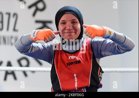 Monaco, Germania. 22nd Ott 2022. Monaco di Baviera, Germania, 22th 2022 ottobre: Aya Zenouaki (Red, DJK Bavaria Rosenheim), finale dei Campionati dilettanti Bavaresi di Boxwerk Monaco di Baviera, Germania. (Sven Beyrich/SPP) Credit: SPP Sport Press Photo. /Alamy Live News Foto Stock