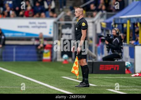 LEEUWARDEN, PAESI BASSI - 23 OTTOBRE: assistente arbitro Don Frijn durante la partita olandese di Eredivie tra SC Cambuur e FC Twente allo stadio di Cambuur il 23 ottobre 2022 a Leeuwarden, Paesi Bassi (Foto di Andre Weening/ Orange Pictures) Foto Stock