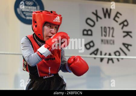 Monaco, Germania. 22nd Ott 2022. Monaco di Baviera, Germania, 22th 2022 ottobre: Aya Zenouaki (Red, DJK Bavaria Rosenheim), finale dei Campionati dilettanti Bavaresi di Boxwerk Monaco di Baviera, Germania. (Sven Beyrich/SPP) Credit: SPP Sport Press Photo. /Alamy Live News Foto Stock