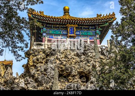 Architettura su muro artificiale nel giardino imperiale della città proibita di Pechino. Antichi edifici e palazzi cinesi. Foto Stock