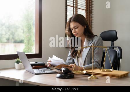 Giudice Gavel con avvocati di giustizia, Woam aziendale in causa o avvocato che lavora su computer portatile e documenti. Diritto giuridico, consulenza e concetto di giustizia. Foto Stock