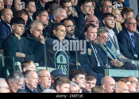 Leeds, Regno Unito. 23rd Ott 2022. Andrea Radrizzani, Victor Orta e Angus Kinnear guardano il gioco dal box registi durante la partita della Premier League Leeds United vs Fulham a Elland Road, Leeds, Regno Unito, 23rd ottobre 2022 (Foto di James Heaton/News Images) a Leeds, Regno Unito il 10/23/2022. (Foto di James Heaton/News Images/Sipa USA) Credit: Sipa USA/Alamy Live News Foto Stock