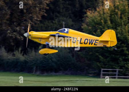 Monnett Sonerai ‘G-LOWE’, pilota di Formula V, trasportato in aereo al Race Day Airshow tenutosi a Shuttleworth il 2nd ottobre 2022 Foto Stock