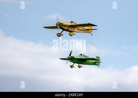 Monnett Sonerai ‘G-LOWE’ & Cassutt Racer IIIM ‘G-BFMF’ che vola in formazione durante il Race Day Airshow tenutosi a Shuttleworth il 2nd ottobre 2022 Foto Stock