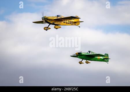 Monnett Sonerai ‘G-LOWE’ & Cassutt Racer IIIM ‘G-BFMF’ che vola in formazione durante il Race Day Airshow tenutosi a Shuttleworth il 2nd ottobre 2022 Foto Stock