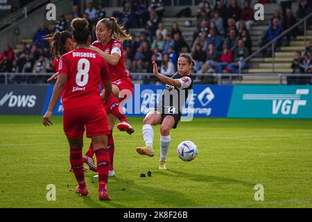 Francoforte, Germania. 23rd Ott 2022. Francoforte, Germania, 23rd 2022 ottobre: Geraldine Reuteler (14 Francoforte) tira la palla durante la partita FLYERALARM Frauen-Bundesliga tra Eintracht Francoforte e MSV Duisburg allo Stadio di Brentanobad a Francoforte sul meno, Germania. (Norina Toenges/Sports Press Photo/SPP) Credit: SPP Sport Press Photo. /Alamy Live News Foto Stock