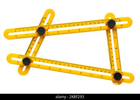 Righello in plastica gialla a quattro angoli, cornice o bordo creativo, isolato su sfondo bianco Foto Stock