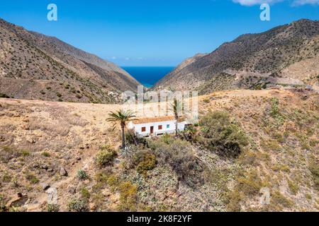 La Gomera - Roque El Cano e la città di Vallehermoso dall'alto. La Gomera, Isole Canarie. Foto Stock