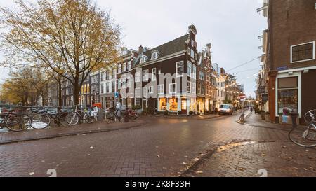 Herengracht, nel centro storico di Amsterdam, nei Paesi Bassi Foto Stock