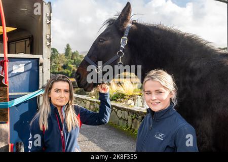 Glengarriff, West Cork, Irlanda. 23rd Ott 2022. Il West Cork Chevals ha tenuto la sua prima edizione per 3 anni a Glengarriff oggi. Circa 35 cavalli, trappole e cavalieri hanno partecipato a quella che era una giornata di sole. Partecipavano alla scevera Marie e Siobhan o'Mahony di Rosscarbery con il loro cavallo 'Jessica'. Credit: AG News/Alamy Live News Foto Stock