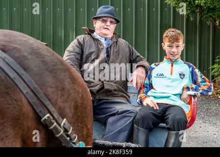 Glengarriff, West Cork, Irlanda. 23rd Ott 2022. Il West Cork Chevals ha tenuto la sua prima edizione per 3 anni a Glengarriff oggi. Circa 35 cavalli, trappole e cavalieri hanno partecipato a quella che era una giornata di sole. Alla scevera hanno partecipato Denis o'Shea. Castletownbere e Alfie Power, Eeyries. Credit: AG News/Alamy Live News Foto Stock