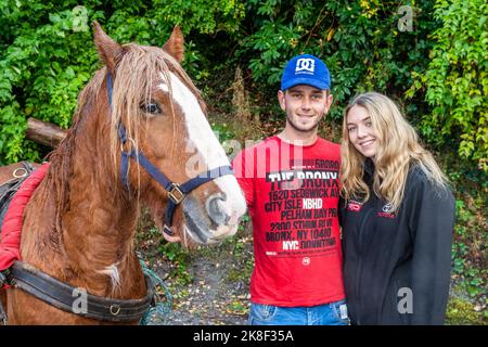 Glengarriff, West Cork, Irlanda. 23rd Ott 2022. Il West Cork Chevals ha tenuto la sua prima edizione per 3 anni a Glengarriff oggi. Circa 35 cavalli, trappole e cavalieri hanno partecipato a quella che era una giornata di sole. Alla scevera hanno partecipato Liam o'Leary, Castletownbere ed Elisha Murphy, Kenmare con il loro cavallo 'Murphy'. Credit: AG News/Alamy Live News Foto Stock