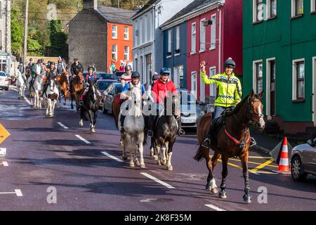 Glengarriff, West Cork, Irlanda. 23rd Ott 2022. Il West Cork Chevals ha tenuto la sua prima edizione per 3 anni a Glengarriff oggi. Circa 35 cavalli, trappole e cavalieri hanno partecipato a quella che era una giornata di sole. I cavalli, i pony e le trappole, guidati da Deb Linch su 'Louie' lasciano Glengarriff in un giro intorno alla campagna. Credit: AG News/Alamy Live News Foto Stock