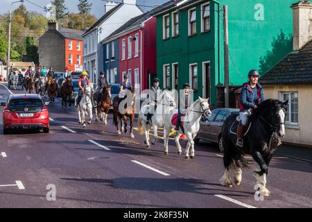 Glengarriff, West Cork, Irlanda. 23rd Ott 2022. Il West Cork Chevals ha tenuto la sua prima edizione per 3 anni a Glengarriff oggi. Circa 35 cavalli, trappole e cavalieri hanno partecipato a quella che era una giornata di sole. I cavalli, i pony e le trappole lasciano Glengarriff in un giro intorno alla campagna. Credit: AG News/Alamy Live News Foto Stock