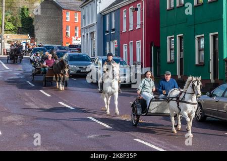 Glengarriff, West Cork, Irlanda. 23rd Ott 2022. Il West Cork Chevals ha tenuto la sua prima edizione per 3 anni a Glengarriff oggi. Circa 35 cavalli, trappole e cavalieri hanno partecipato a quella che era una giornata di sole. I cavalli, i pony e le trappole lasciano Glengarriff in un giro intorno alla campagna. Credit: AG News/Alamy Live News Foto Stock