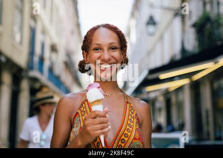 Felice bella giovane donna in possesso di gelato Foto Stock