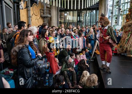 SOLO USO EDITORIALE le Fabularium Fables si esibiscono a ottobre Plenty, il festival annuale del raccolto autunnale di Borough Market, a Londra, che ritorna per la prima volta dopo la pandemia. Data immagine: Domenica 23 ottobre 2022. Foto Stock