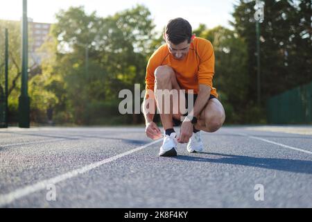 Allacciatura sportiva con lacci per scarpe in pista Foto Stock